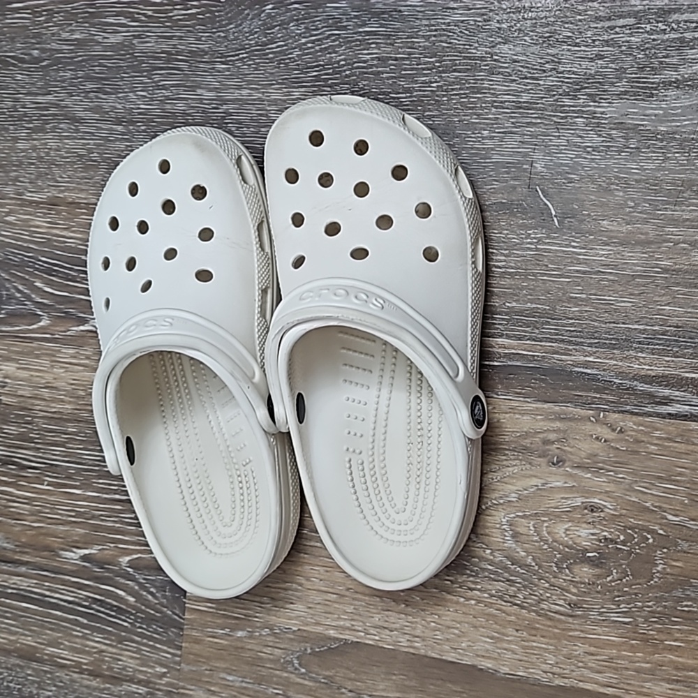 White crocs size women's 7, men's 5